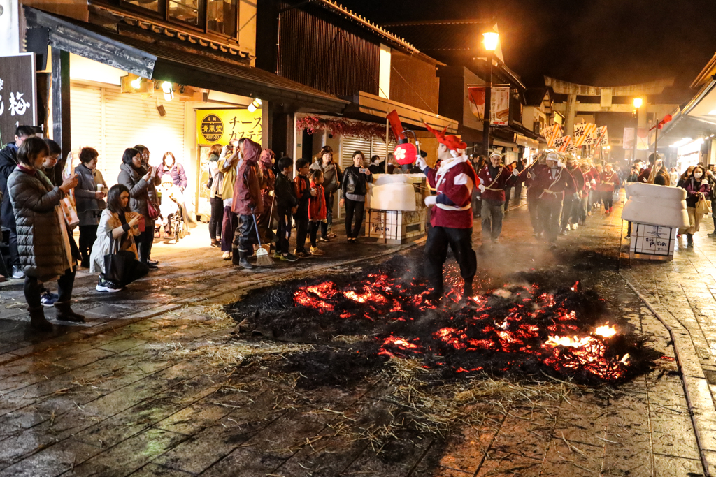 熱そう。参道の掃除大変そう。