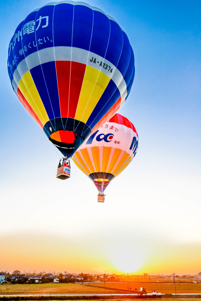 朝焼けの光の中に発つ影はバルーン