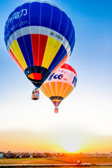 朝焼けの光の中に発つ影はバルーン