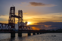 鉄橋と夕陽と船と