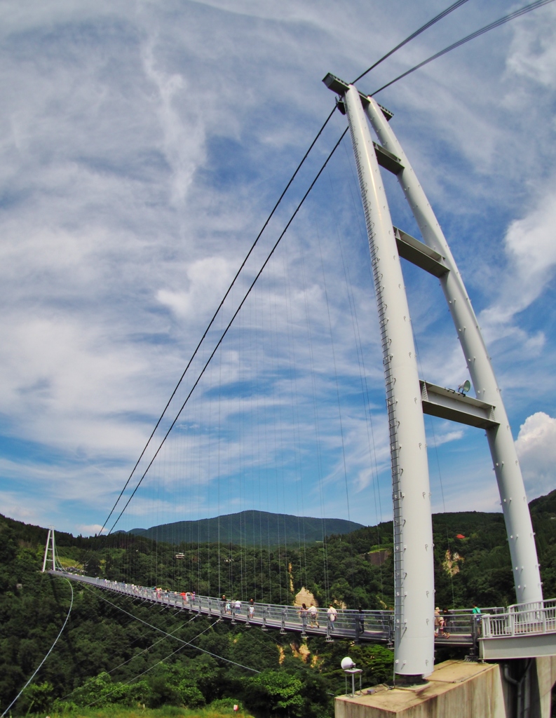 大吊橋と青空