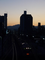夕暮れを走る201系