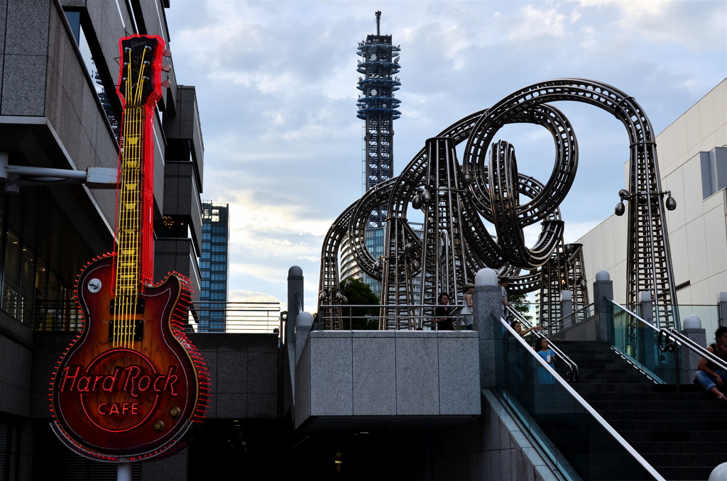ネオン看板とオブジェ