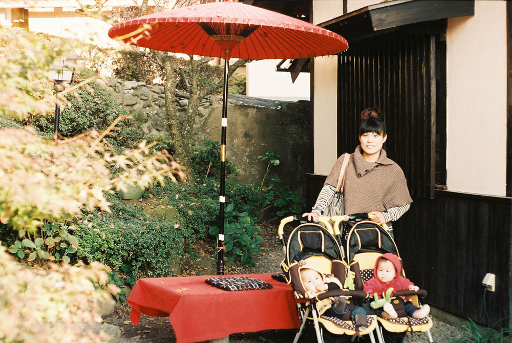 秋月のお茶屋の所で記念写真