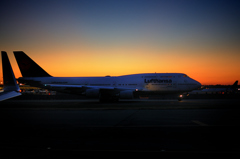 夕日に染まる飛行機