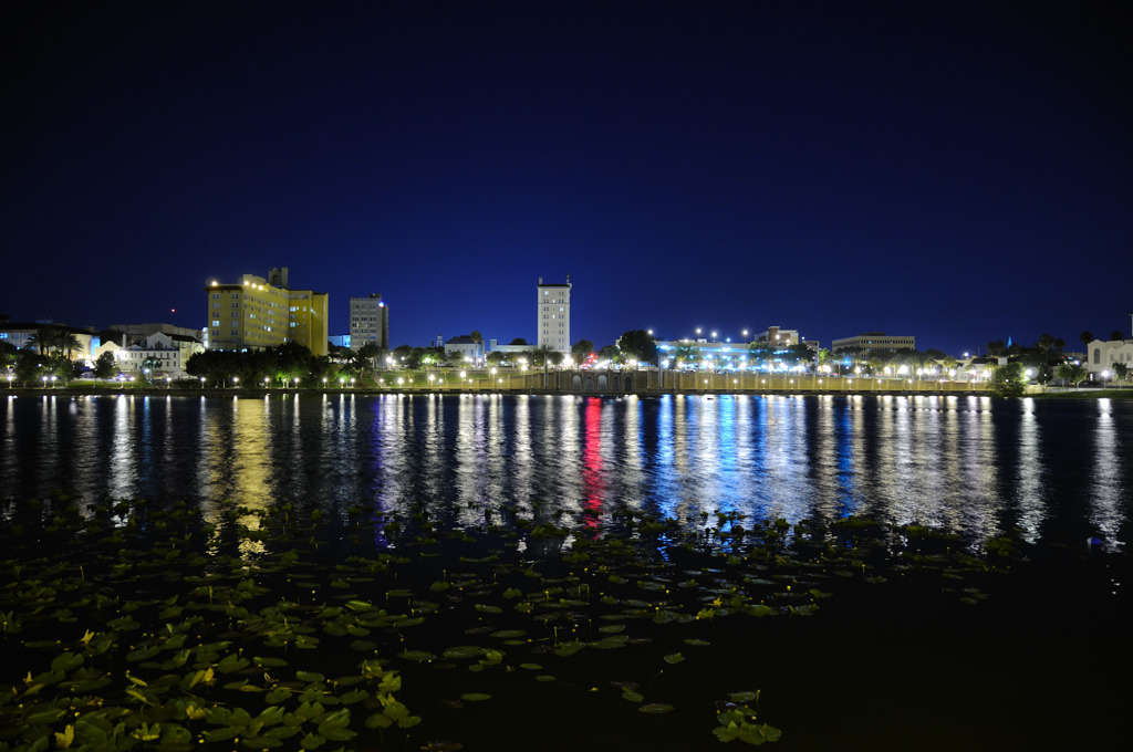 湖に反射する夜景