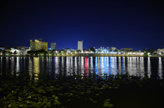 湖に反射する夜景