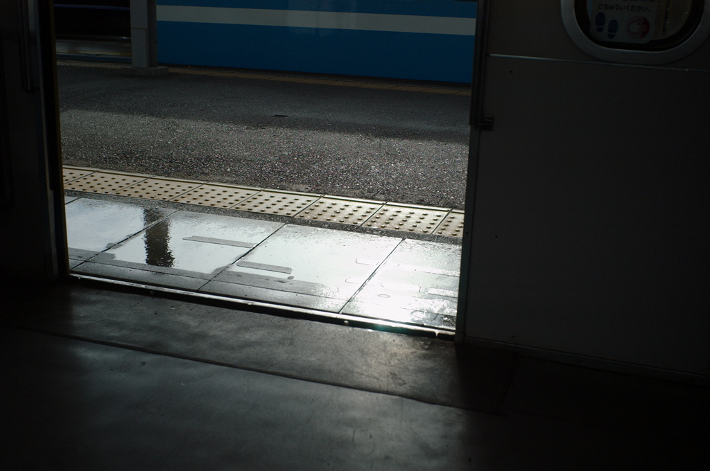 雨上がりのホーム