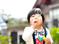 シャボン玉遊びの女の子