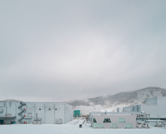 雪の工場地帯