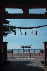 湖に浮かぶ鳥居