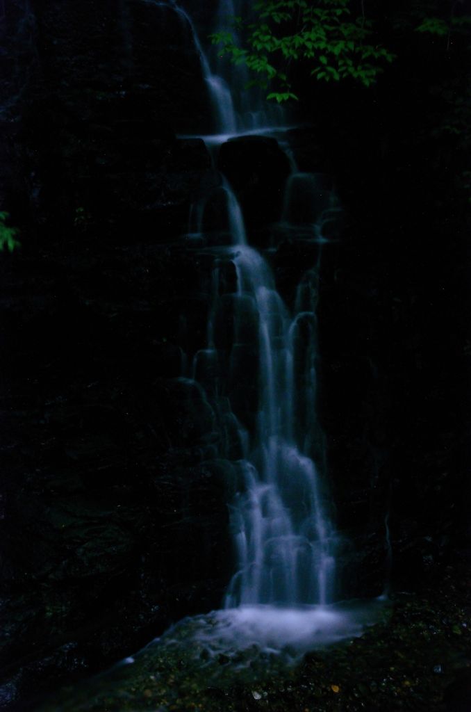 月下静瀑