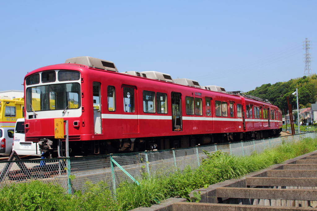 無残な姿になった800形