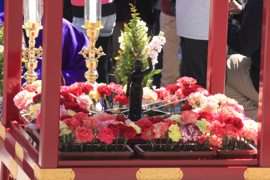 川崎大師　花まつり週間の花御堂の中