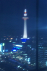Kyoto Tower reflects to the window. （sof