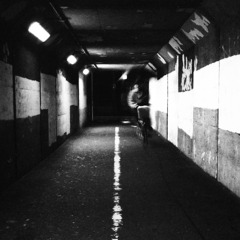 雨の日の高架下