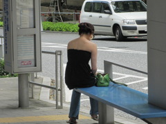 バスを待つ女性
