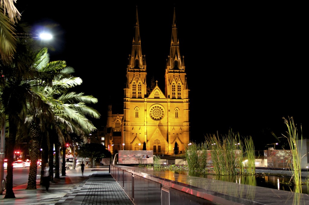 夜の Sydney St Cathedral 教会