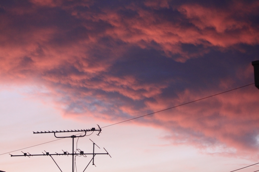 梅雨空の怪しげな雲