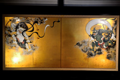 向き合う神