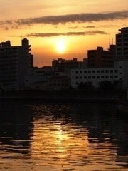 大阪城の河原で