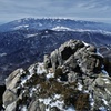 岩峰の向こうに