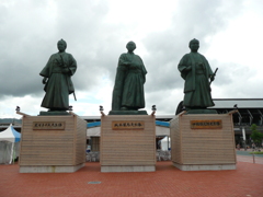 高知駅前の像