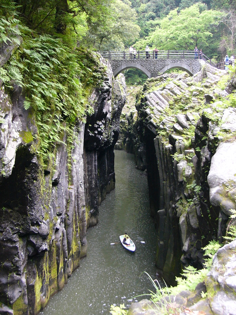 彫刻のような岩肌