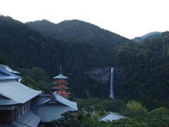 静かに佇む那智大滝