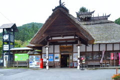 茅葺屋根の駅舎