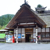 茅葺屋根の駅舎