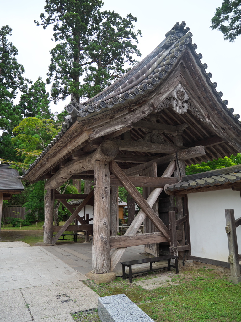 中尊寺本坊表門の内側