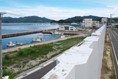 山田漁港と防潮堤