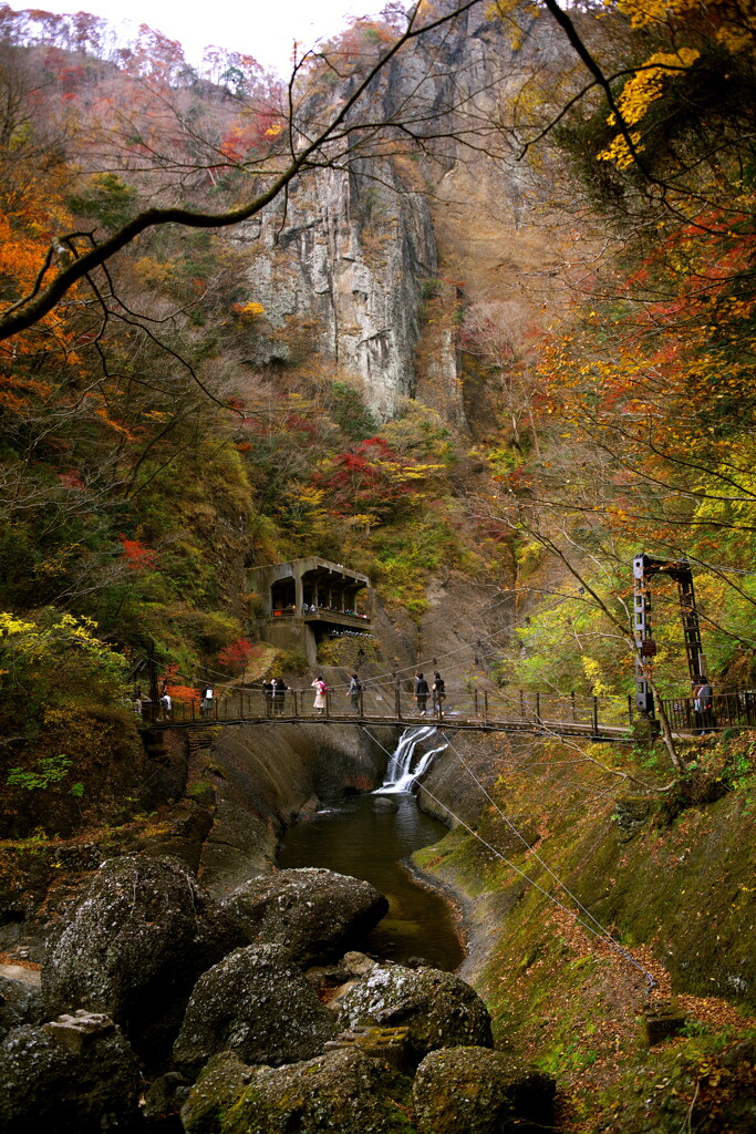 滝と吊り橋