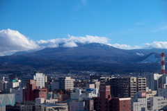 青森市街と八甲田連峰