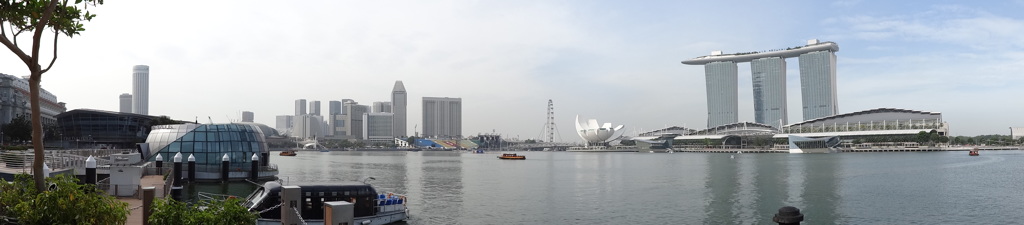 オイスターバーの前から