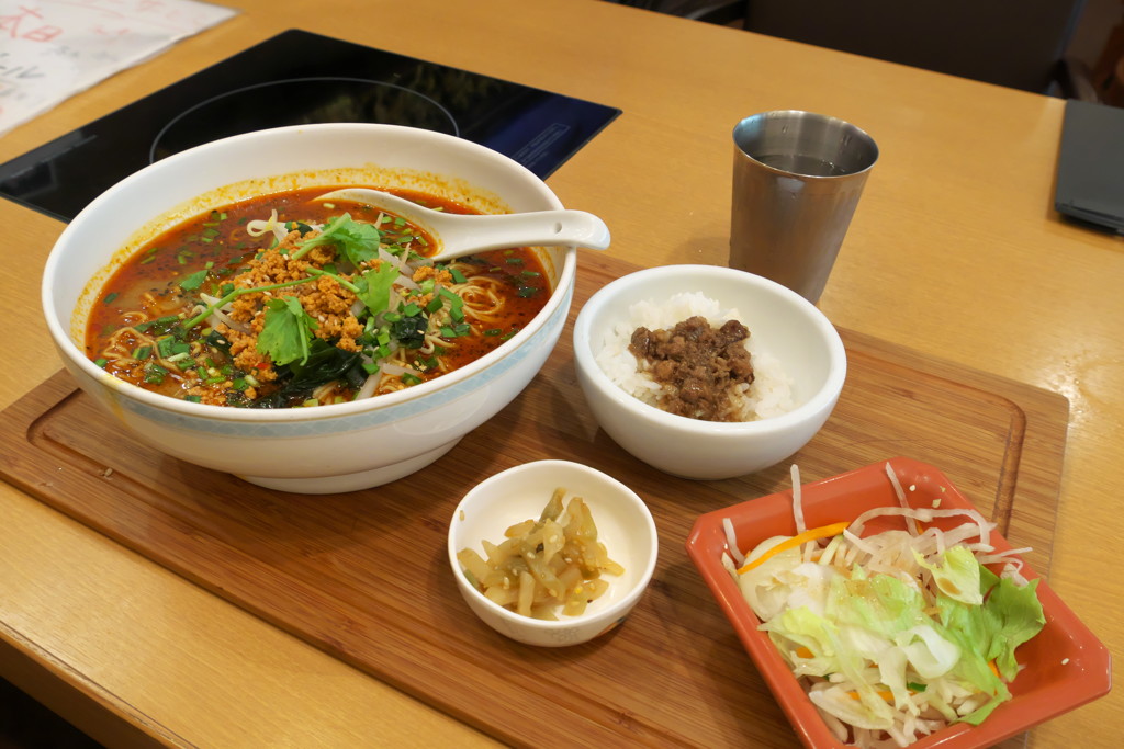 お昼は担々麺ランチ