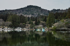 静かな湖畔の…