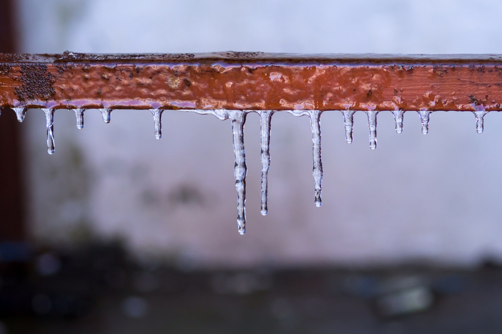 鉄骨に氷柱