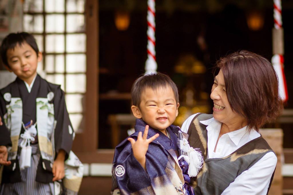 ばば略奪！弟にっこり兄しょんぼり