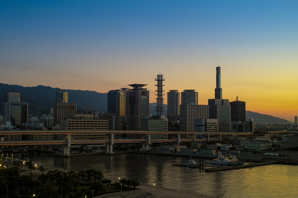 夜明けの青