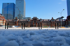 東京駅と雪