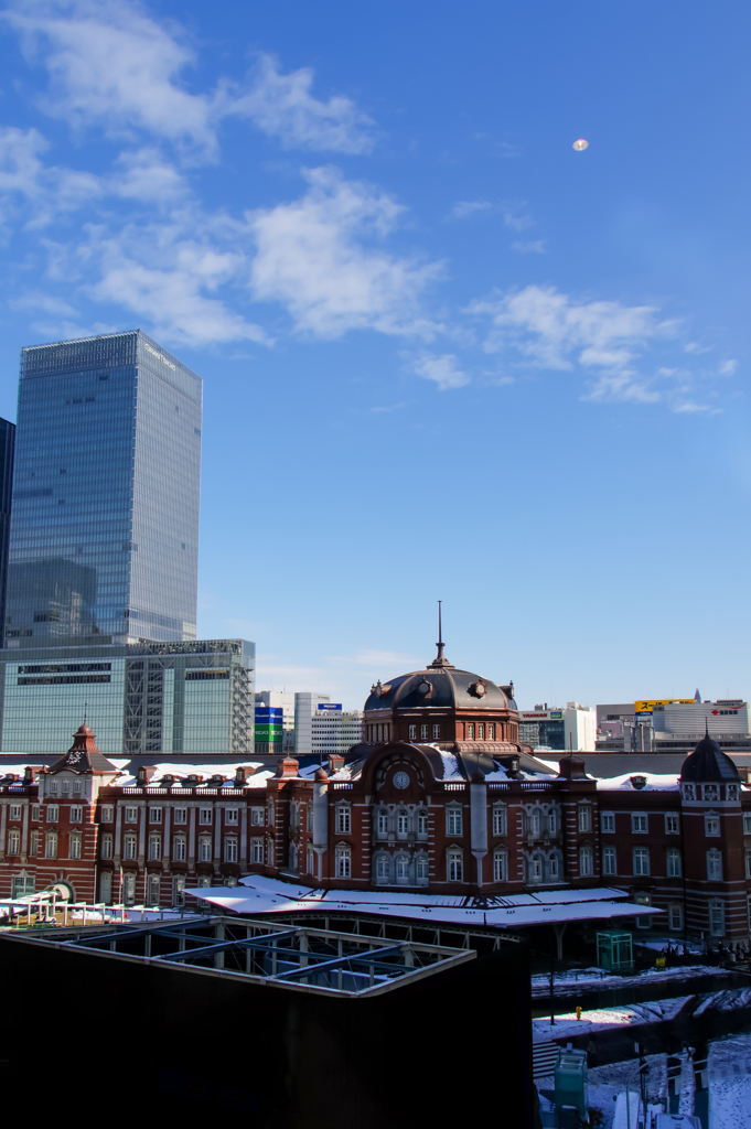 東京駅上空にUFO！？
