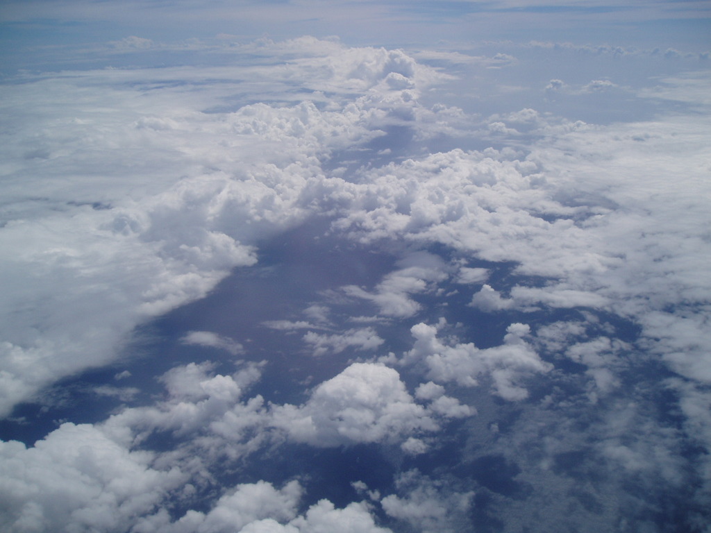 空に押し寄せる波