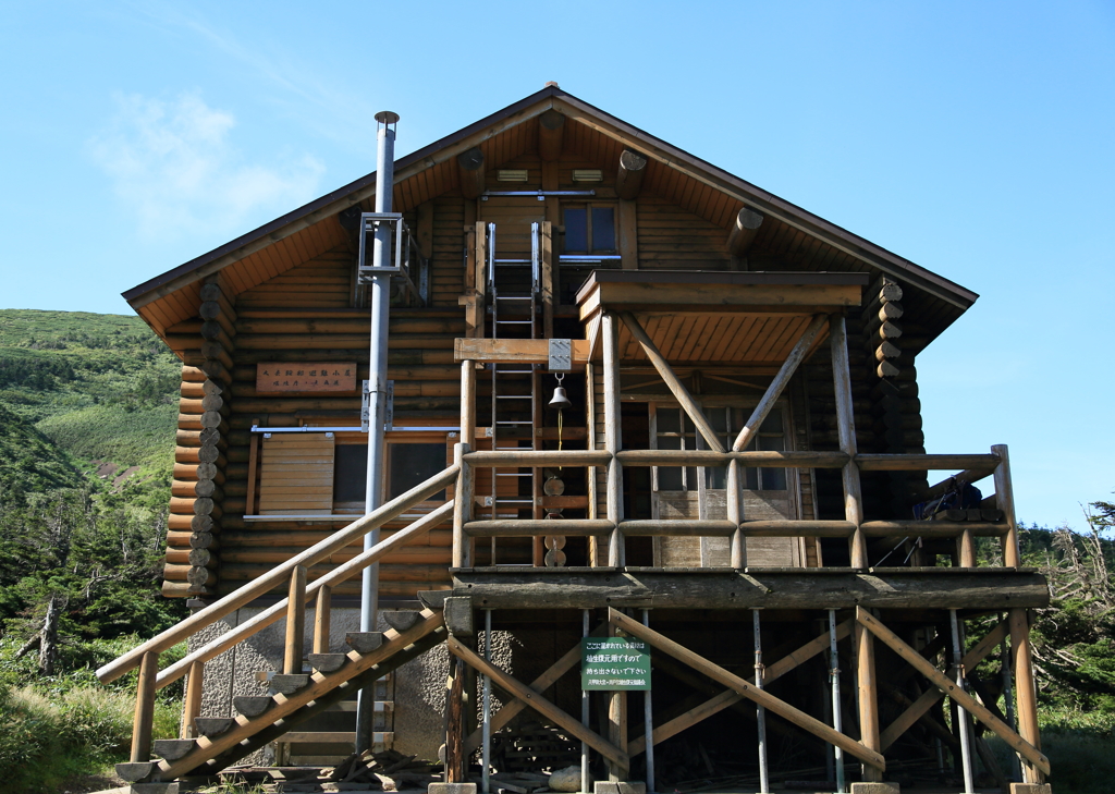 ログハウス風のおしゃれな小屋
