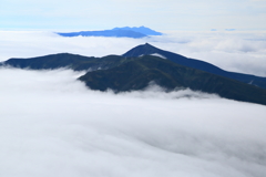 浮かぶ山々