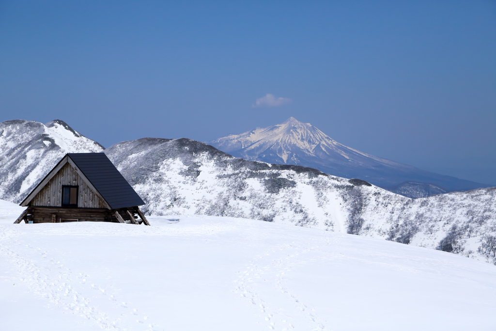 山小屋のある風景　～　雪溶けを待つ小屋　～