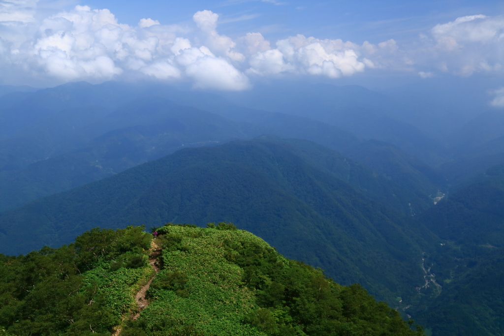 連山の向こうに
