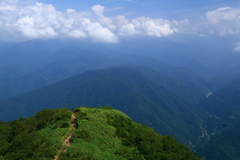 連山の向こうに