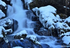 水流れる冬の渓谷